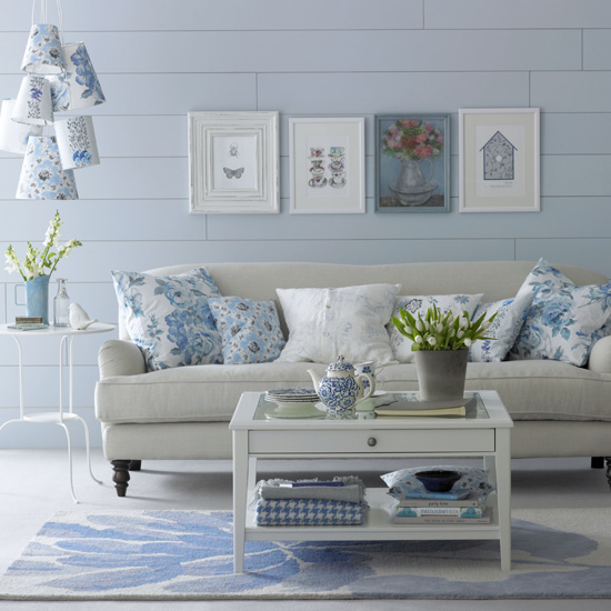 Pretty blue and white floral living room | Blue and white ...