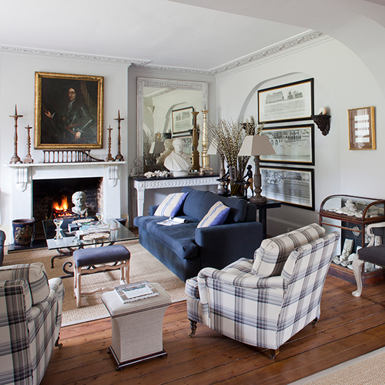 Country house style living room with classical busts | 10 ...